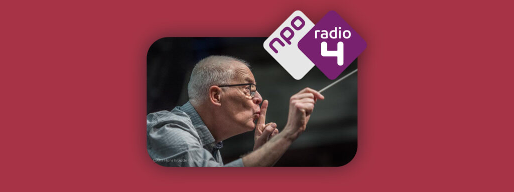 Foto van dirigent Hans Welle op een rode achtergrond en het logo van NPO Radio 4
