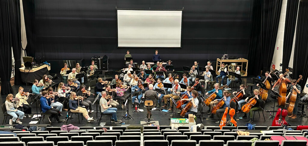 Flevolands Philharmonisch Orkest repeteert in een zaal