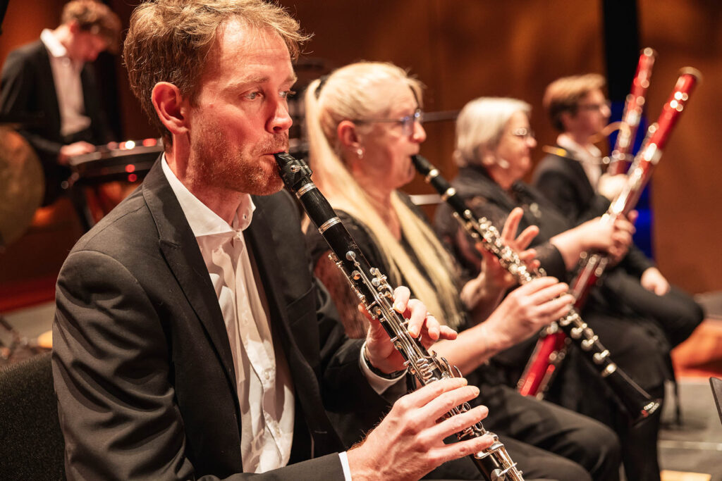 Houtblazers van het Flevolands Philharmonisch Orkest maken muziek