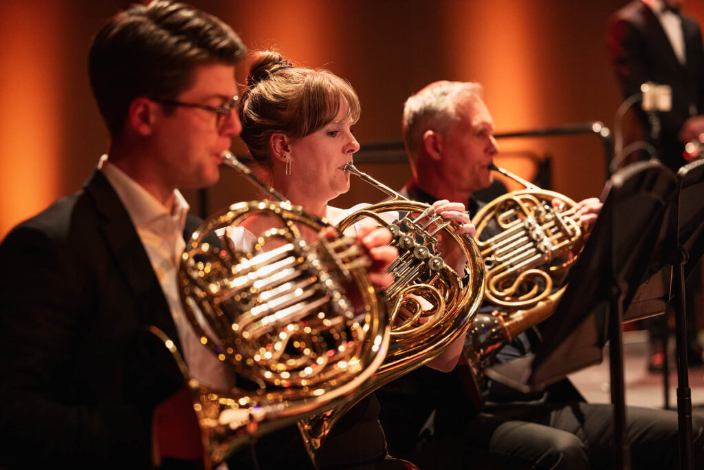 Hoornisten van het Flevolands Philharmonisch Orkest maken muziek