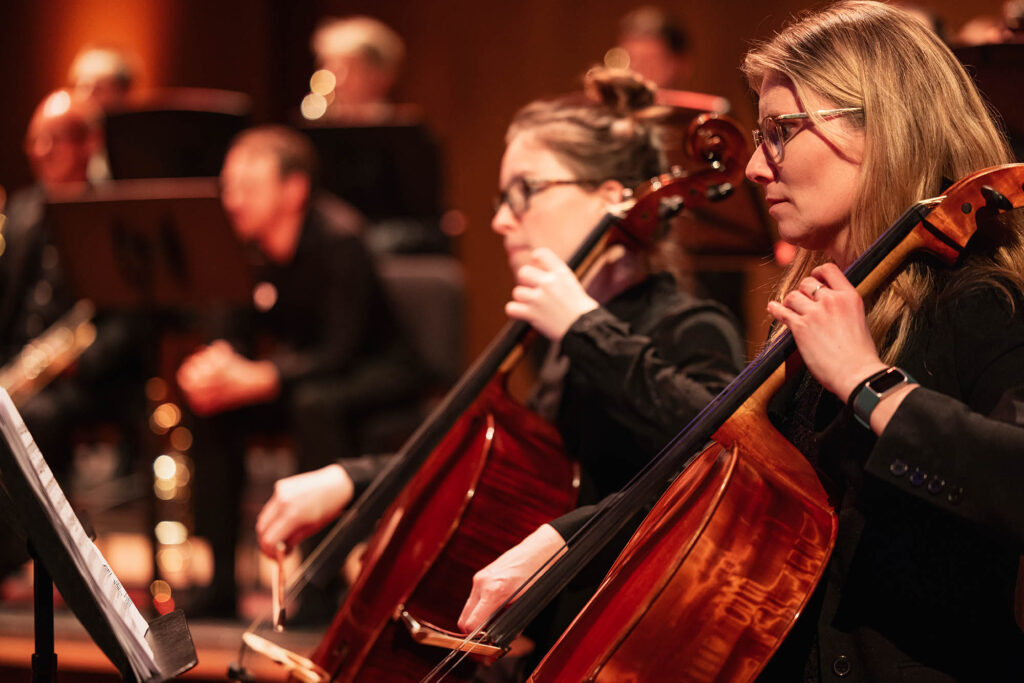 Cellisten van het Flevolands Philharmonisch Orkest maken muziek