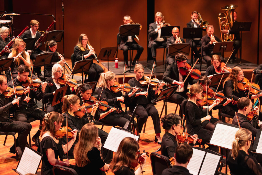 Flevolands Philharmonisch Orkest maakt muziek op een podium