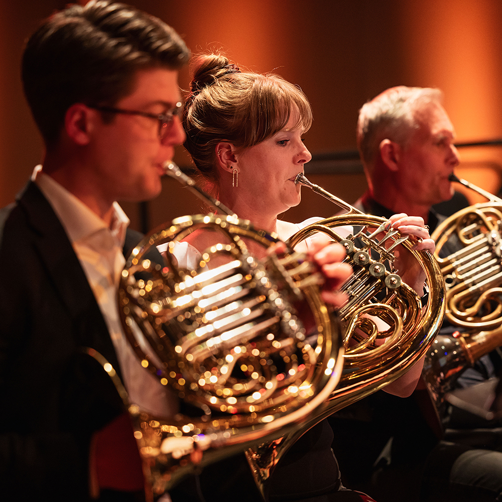 Hoornisten van het Flevolands Philharmonisch Orkest maken muziek