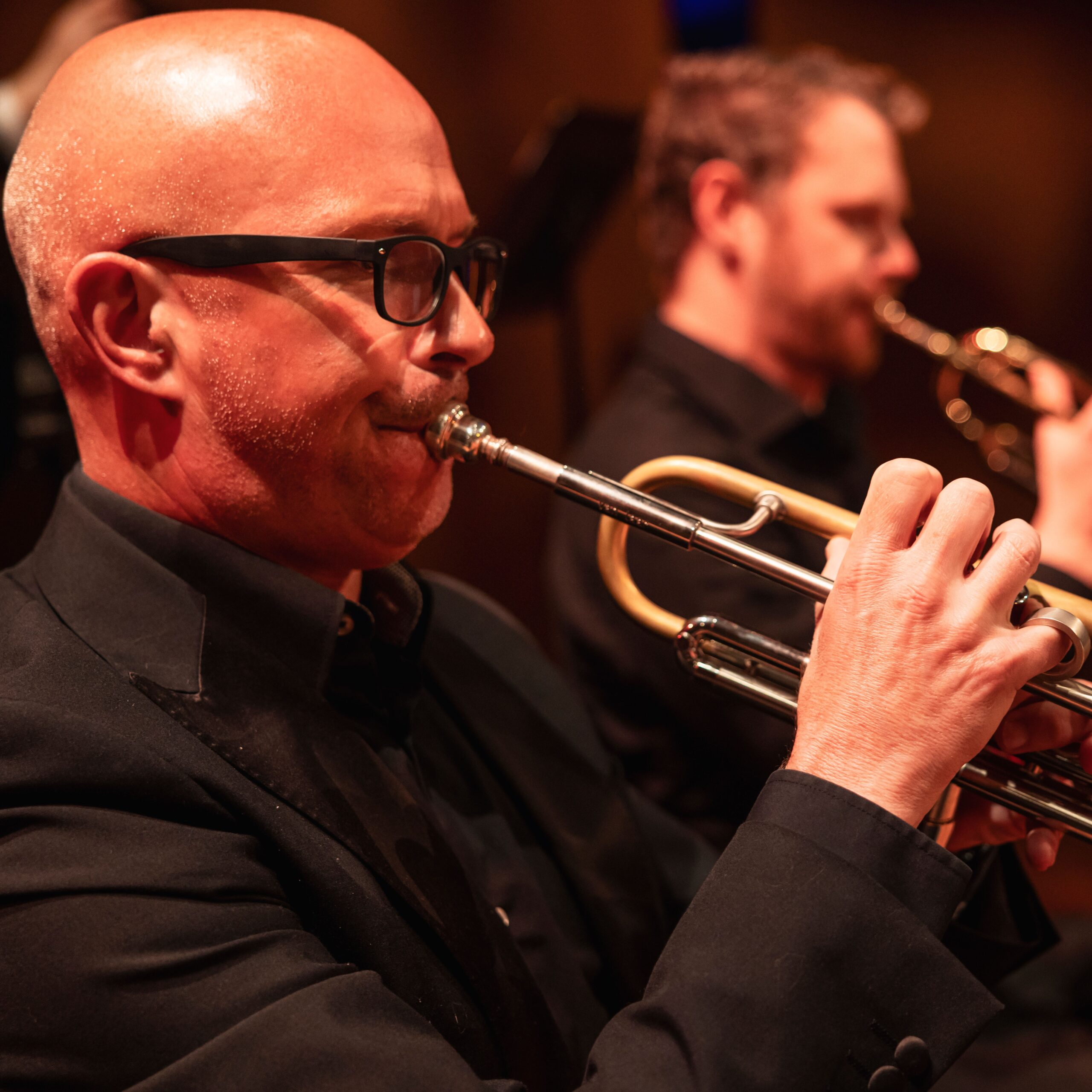 Trompettisten van het Flevolands Philharmonisch Orkest maken muziek