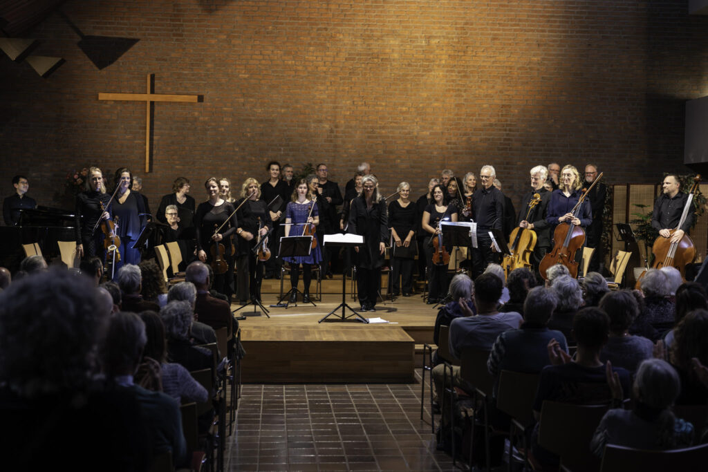 Flevolands Philharmonisch Orkest en Kamerkoor Amuse Vocale onder leiding van Ulrikke Reed Findenegg