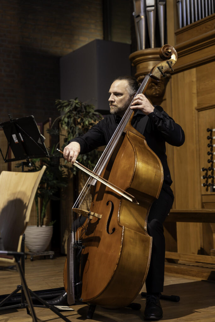 Contrabassist van het Flevolands Philharmonisch Orkest