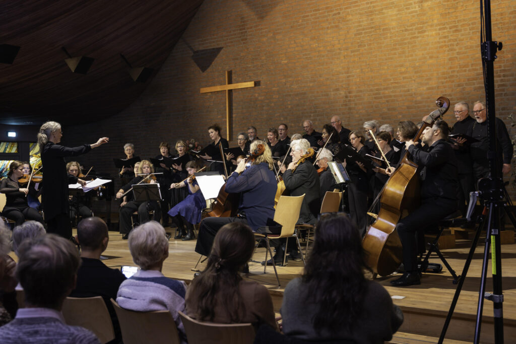 Flevolands Philharmonisch Orkest en Kamerkoor Amuse Vocale onder leiding van Ulrikke Reed Findenegg