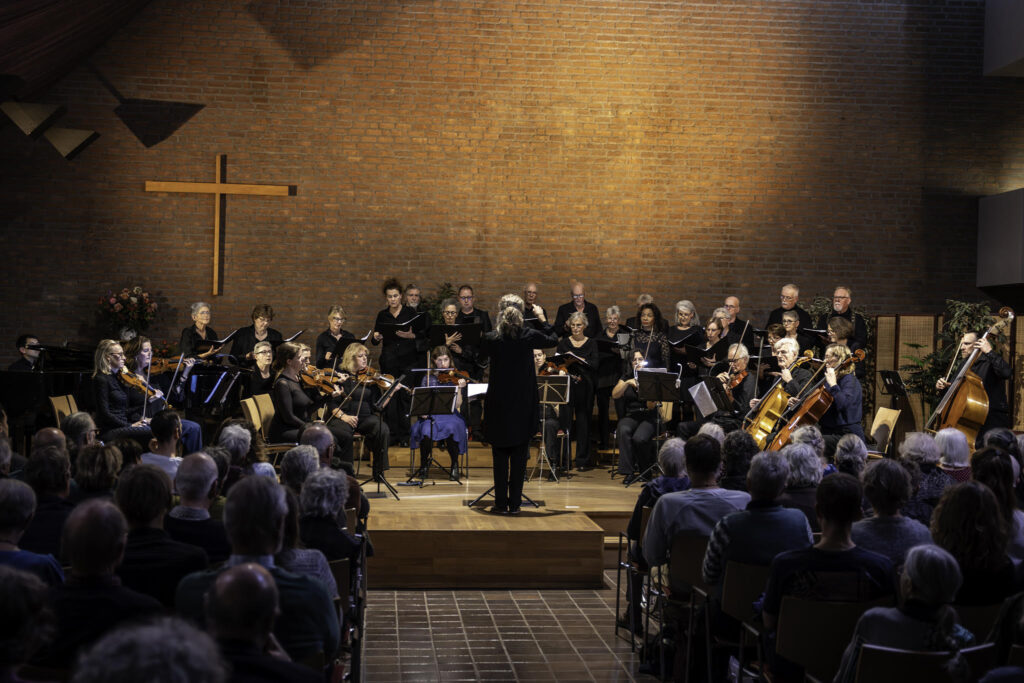 Flevolands Philharmonisch Orkest en Kamerkoor Amuse Vocale onder leiding van Ulrikke Reed Findenegg